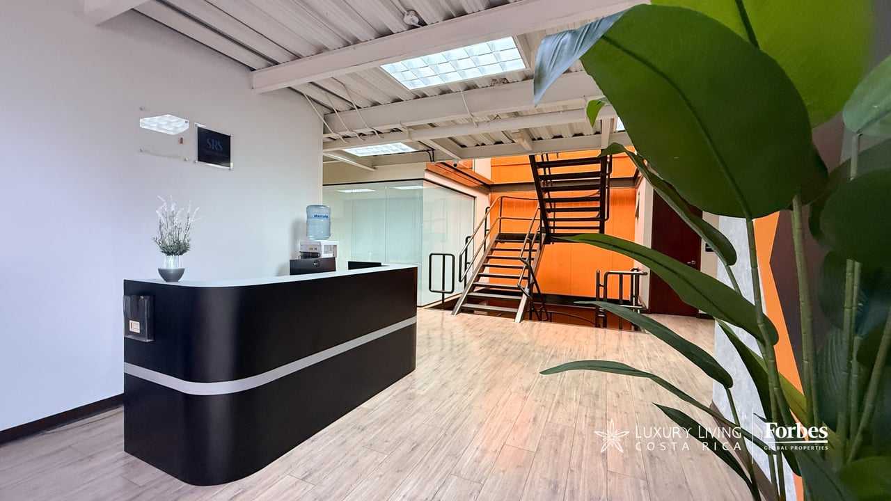 21581 - 3-Story Office/Warehouse with Easy Access to Route 27 in Guachipelin, Escazú