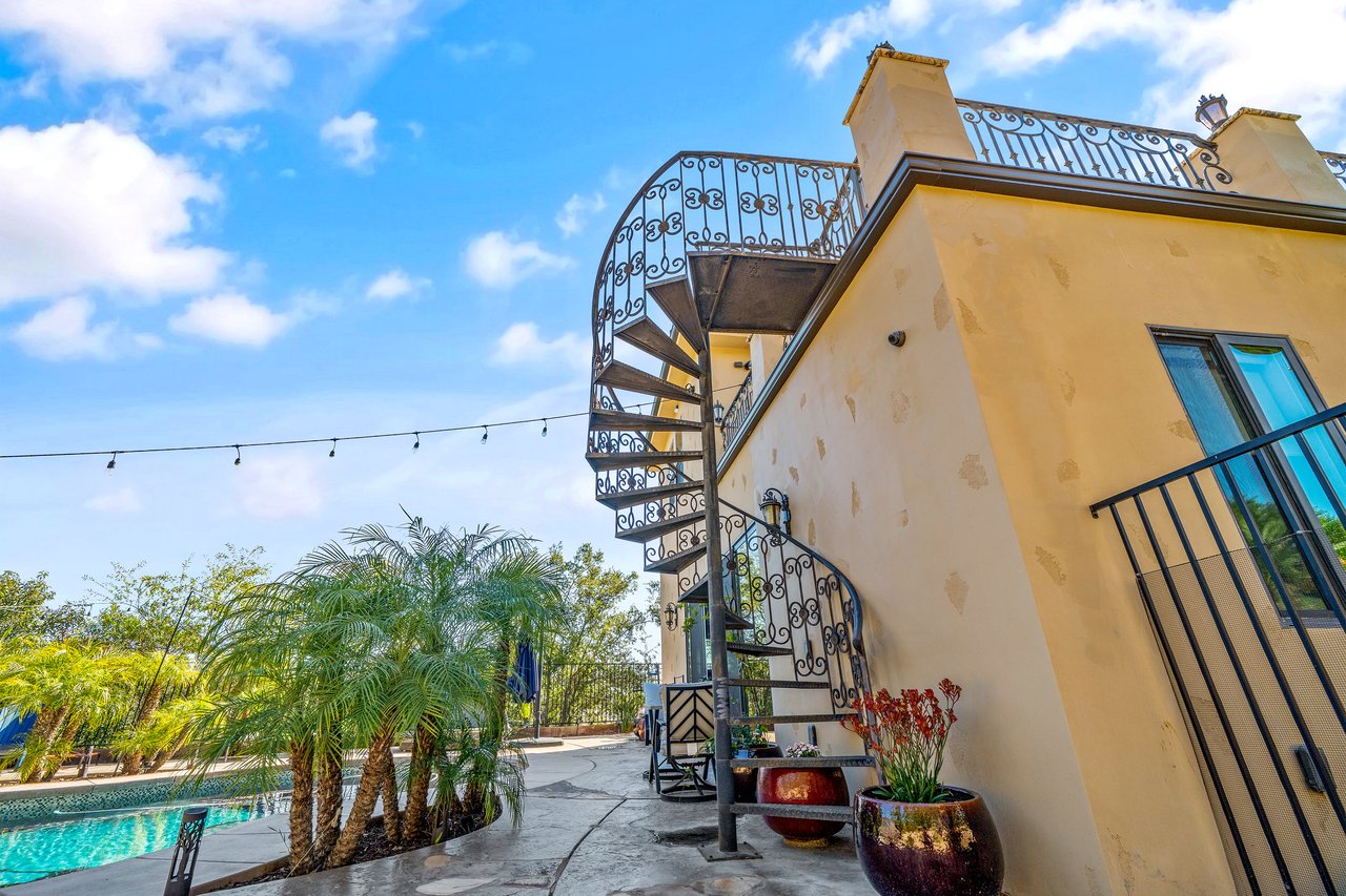 21128 Via Los Laureles