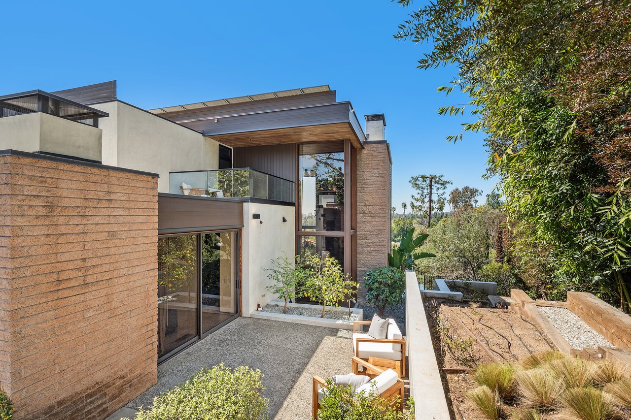  A Beverly Hills Architectural Masterpiece – Where Modern Luxury Meets Timeless Elegance