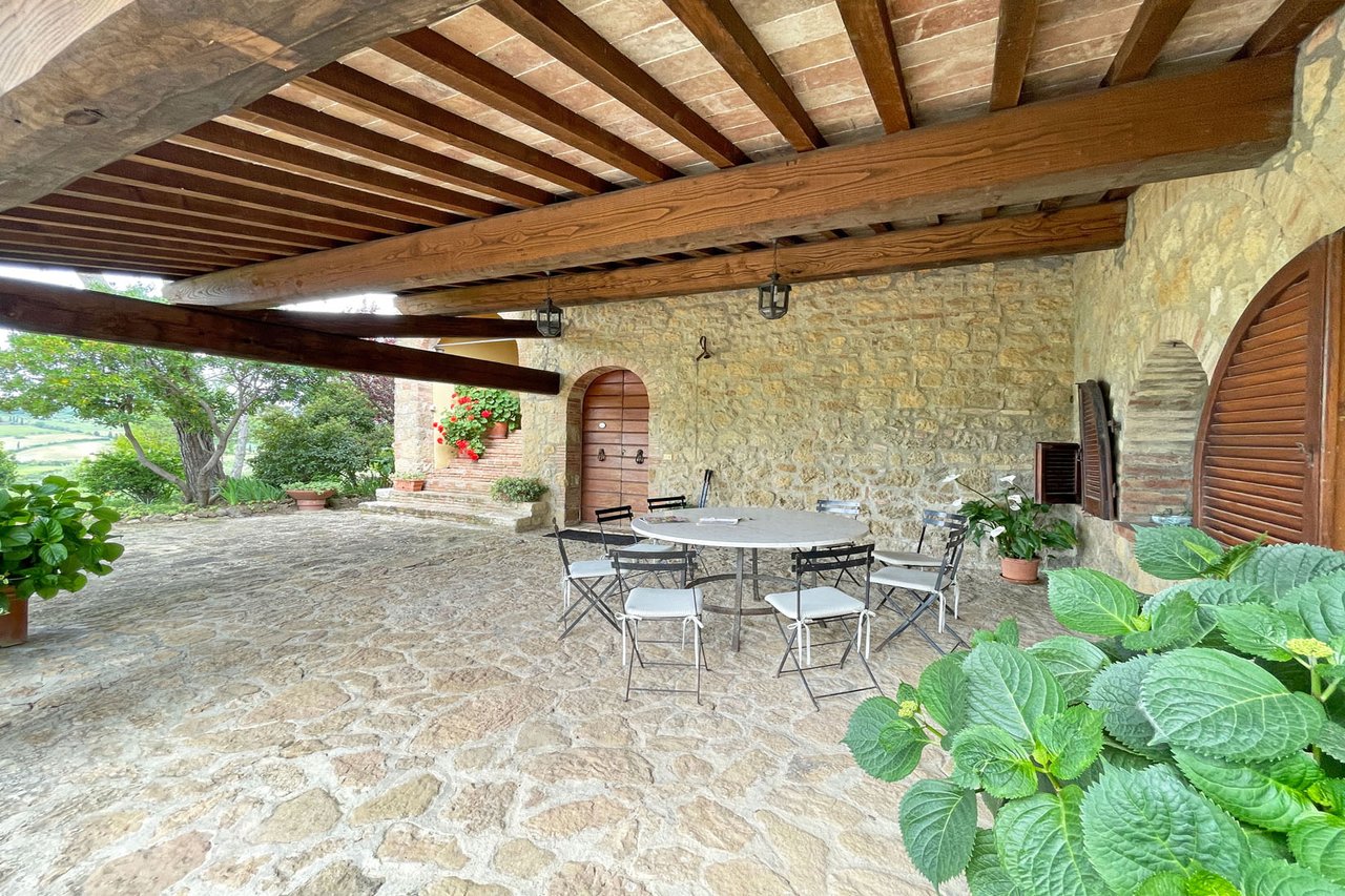 UNA FINESTRA SU PIENZA