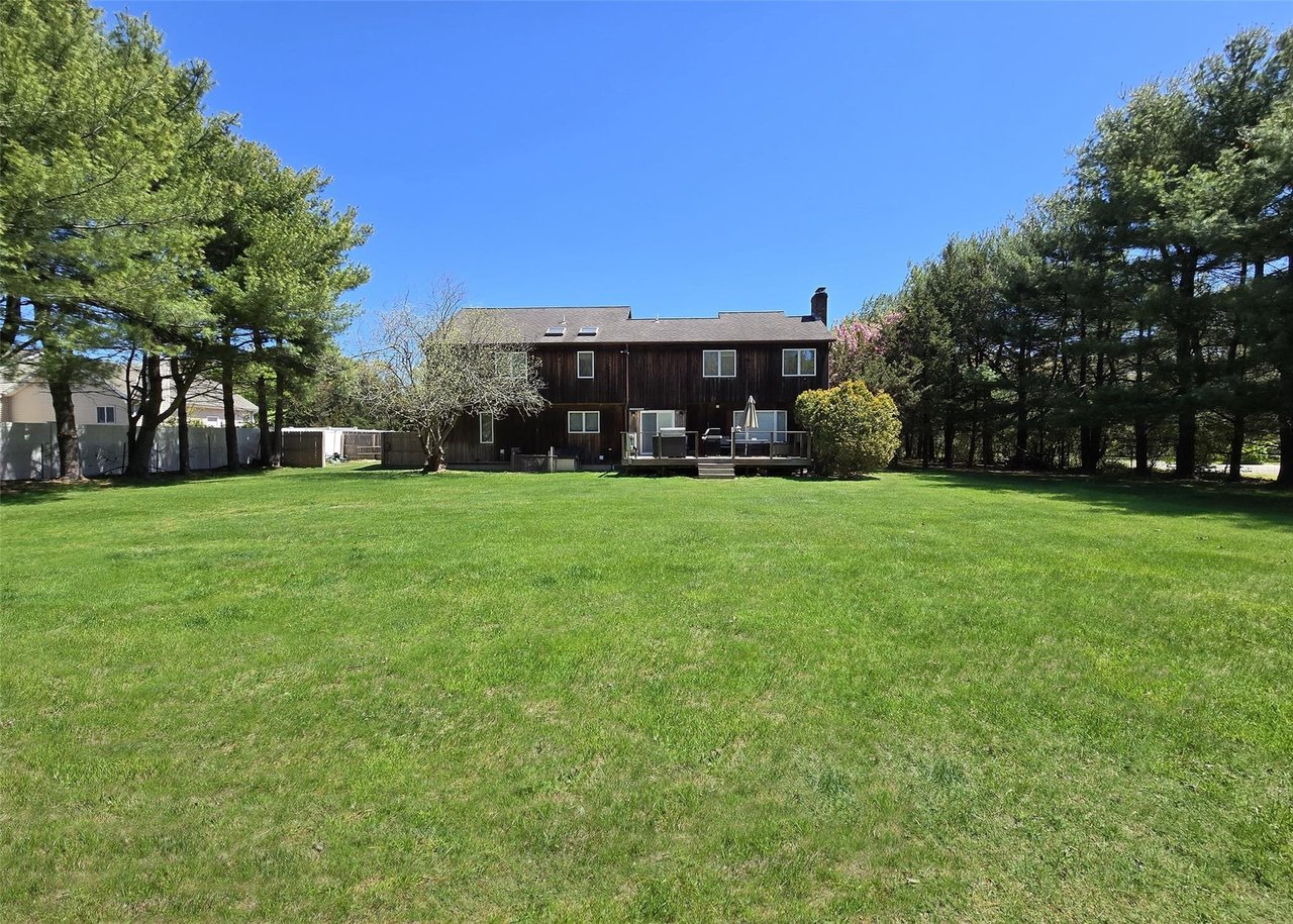 220 Bellport Ave