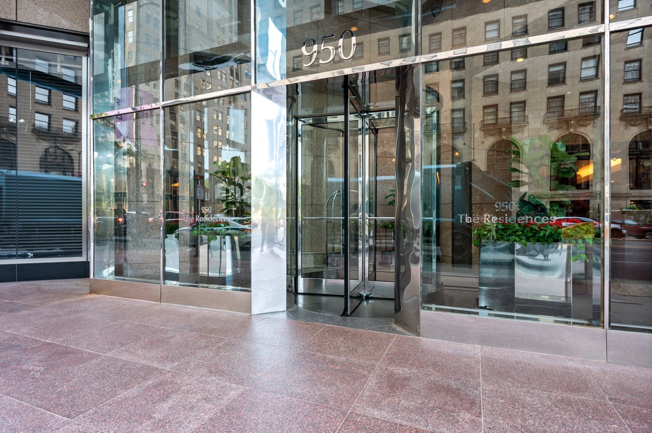 950 N Michigan Ave #2704
