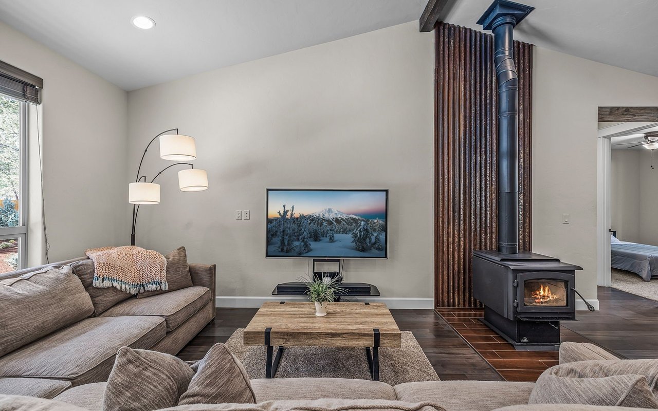 Just Listed: The Perfect Blend of Rustic and Contemporary Living in this 1 Acre Oasis!