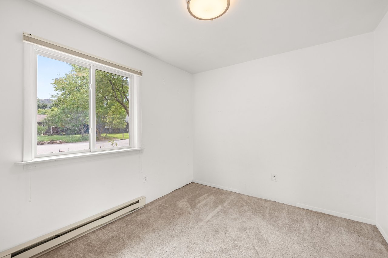 Spacious Mid-Valley Residence Near Crown Mountain Park