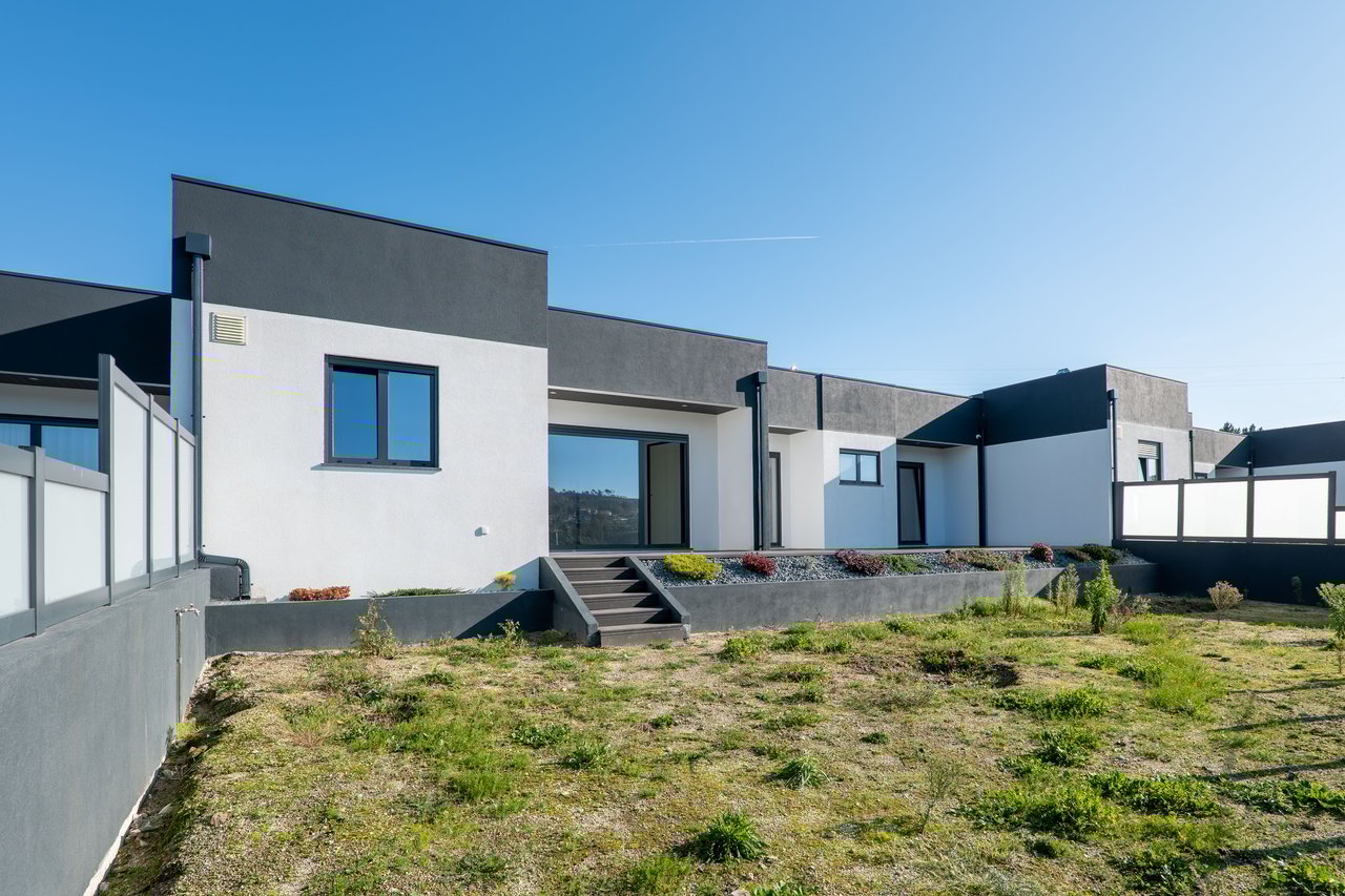  3-Bedroom Villa with Private Garage and Expansive Living Area