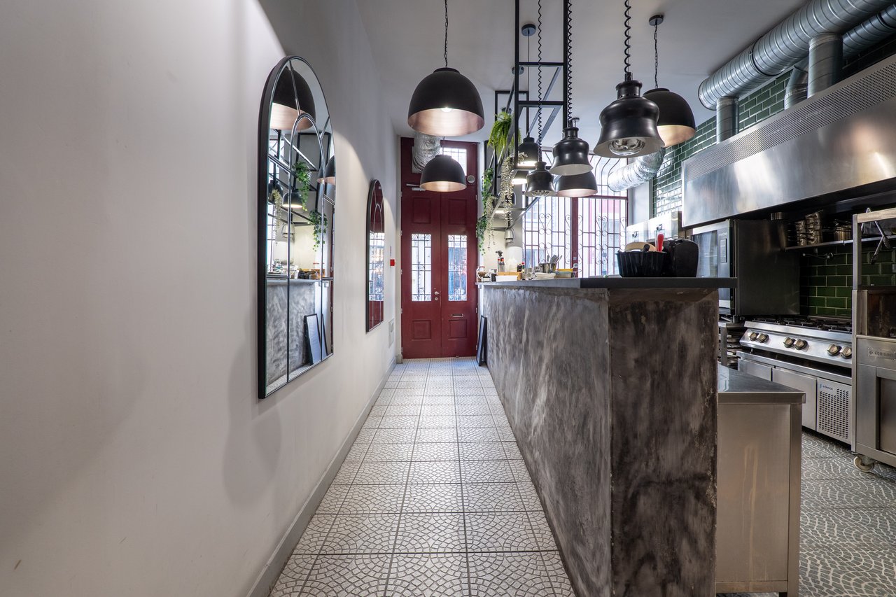 Prime Fine-Dining Restaurant Business Transfer (“Trespasse”) in Central Porto