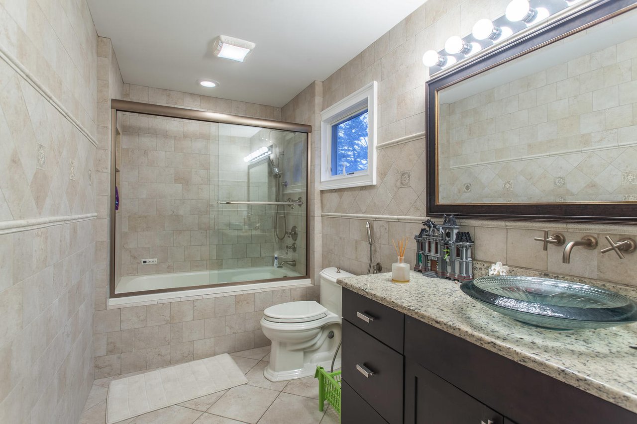195 Cold Spring Rd, Syosset