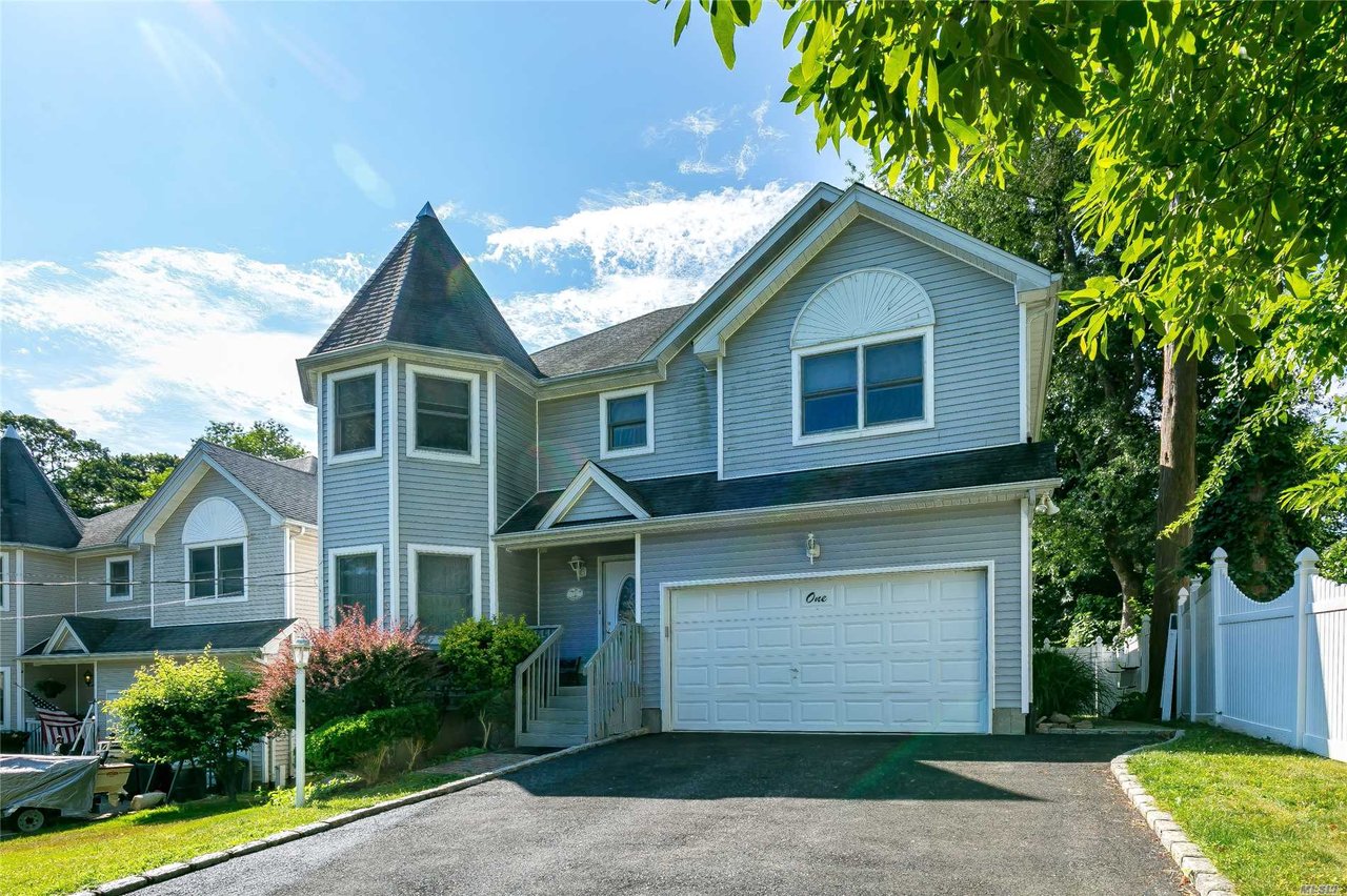 1 Mather Ct, Huntington Station