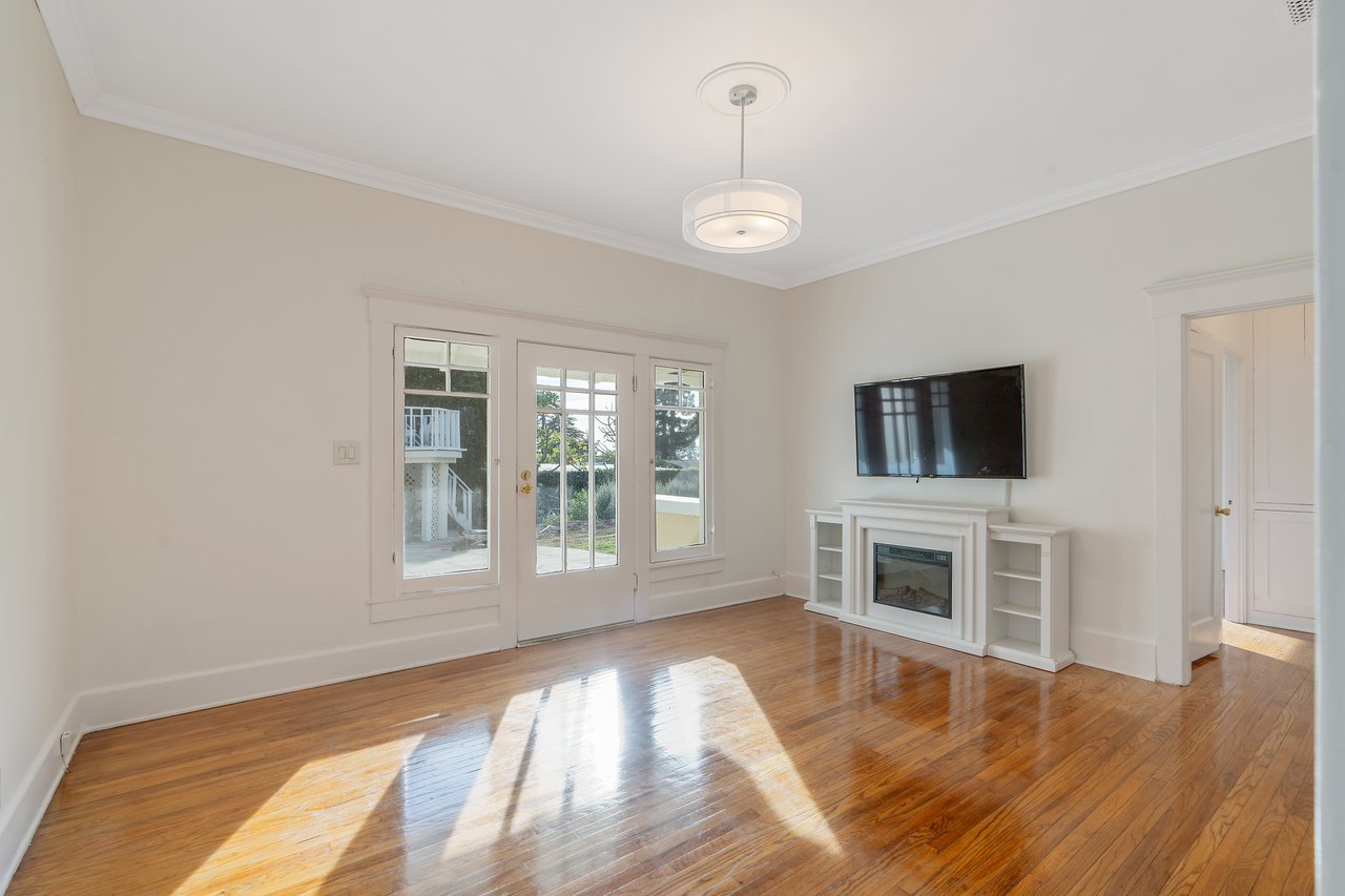 1325 E Altadena