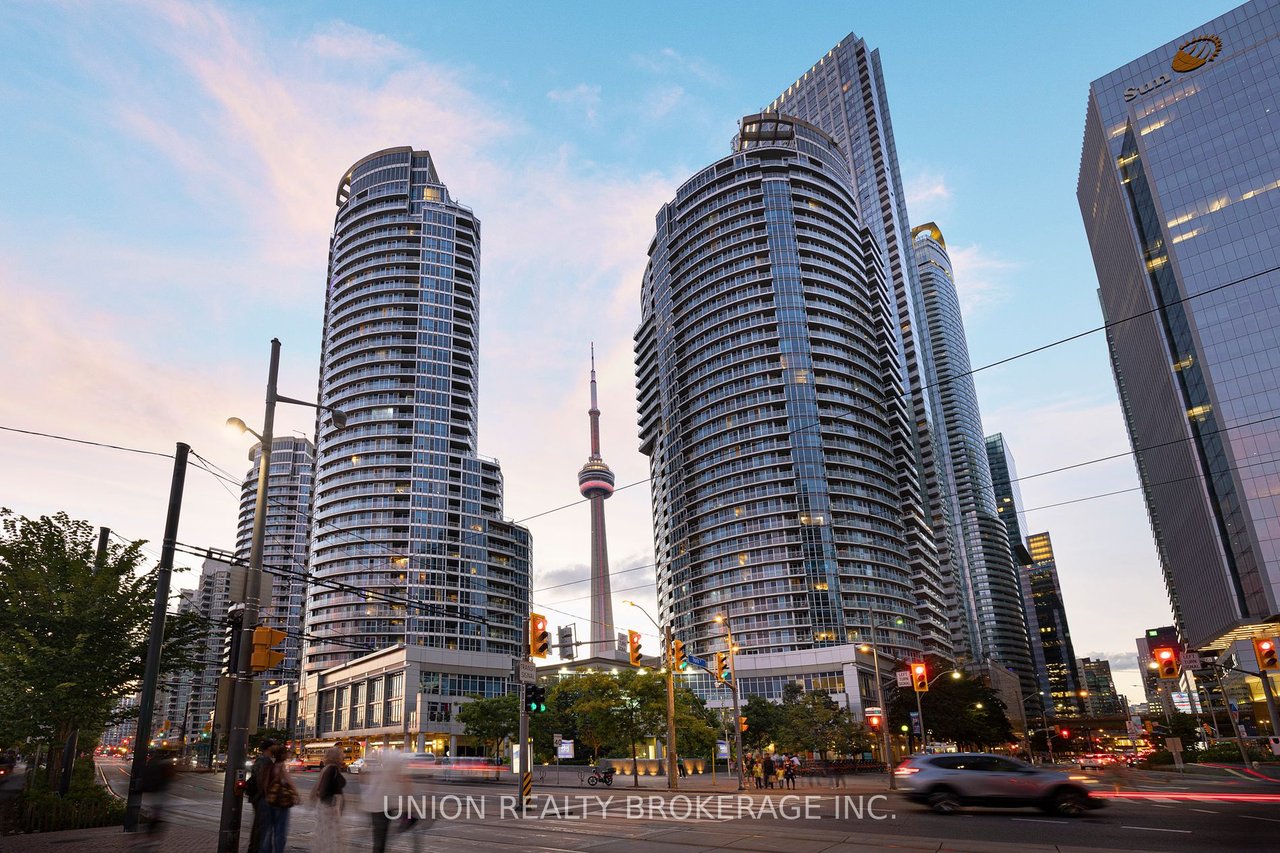 208 Queens Quay W, Ste 811