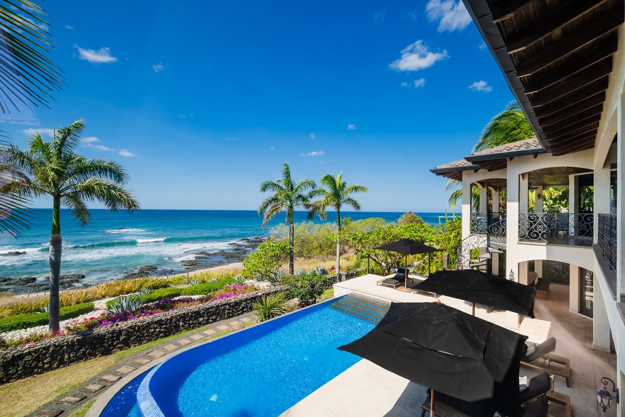 Villa Esperanza Beachfront | Near the Coast and Oceanfront House For Sale in Playa Negra