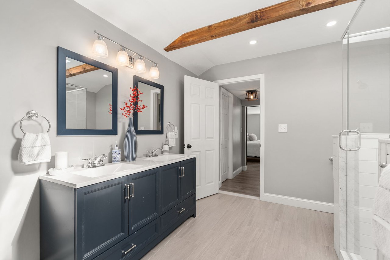 Adorable Farmhouse Right Off Route 3 in Hanover 