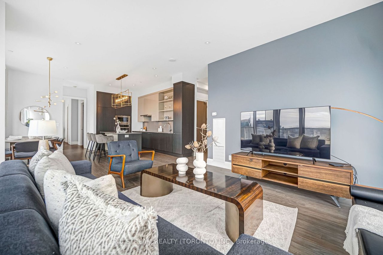 ICONIC LIVING AT 100 HARBOUR ST