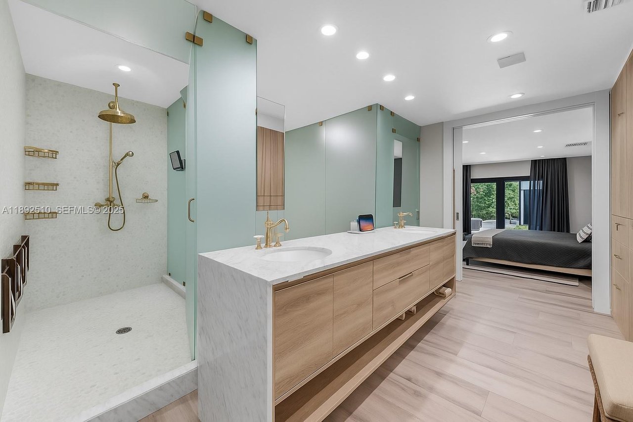 40-S-Prospect-Drive-coral-gables-home-sold-bathroom