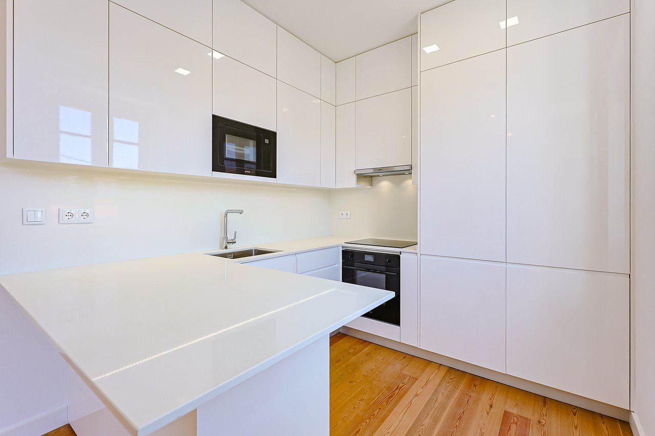 Elegant New T2 Apartment with Two Suites in Monte Estoril