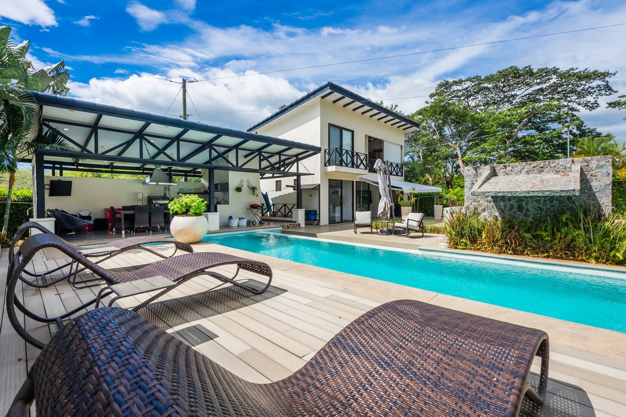 Casa Cielo | Luxurious Multifunctional Estate with Main House, Apartments, and Pool in Guanacaste!