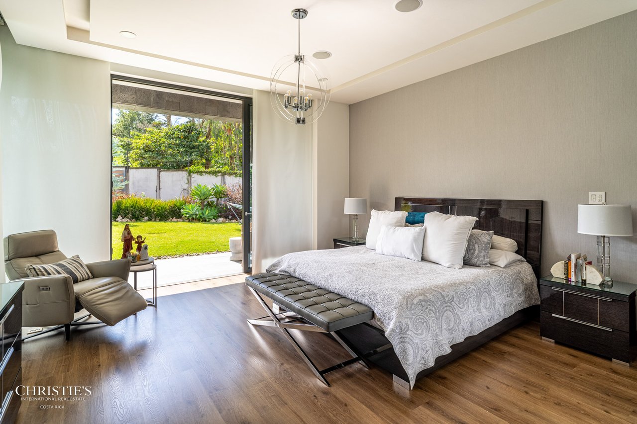 Modern Elegance with Panoramic Views – Exclusive Las Gemas Residence