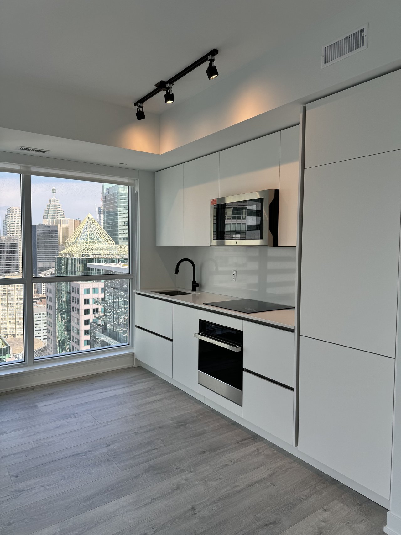 327 King Street W Unit: 3707