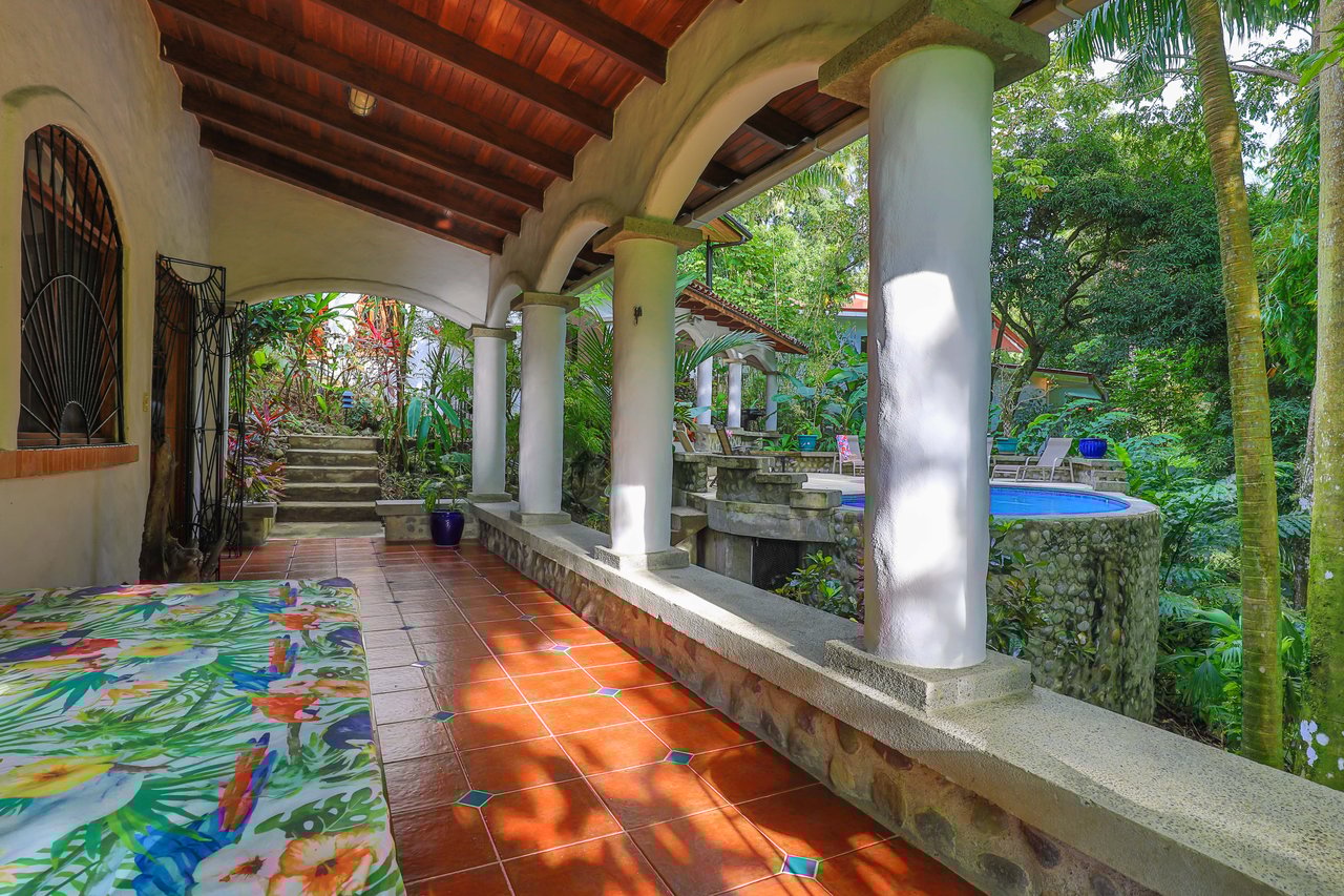 Villa Bailarin, Jungle Elegance