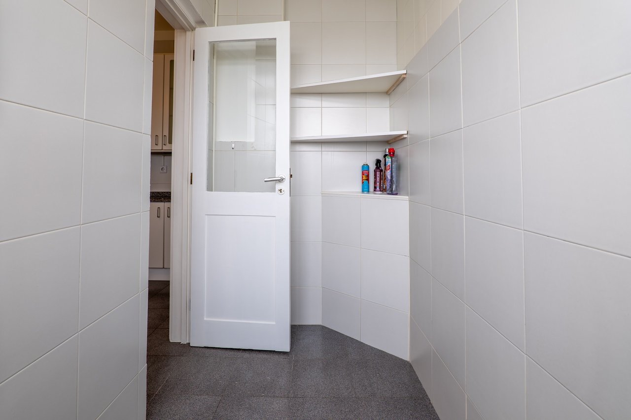 2-Bedroom Apartment with Sunset Balcony in Central Matosinhos