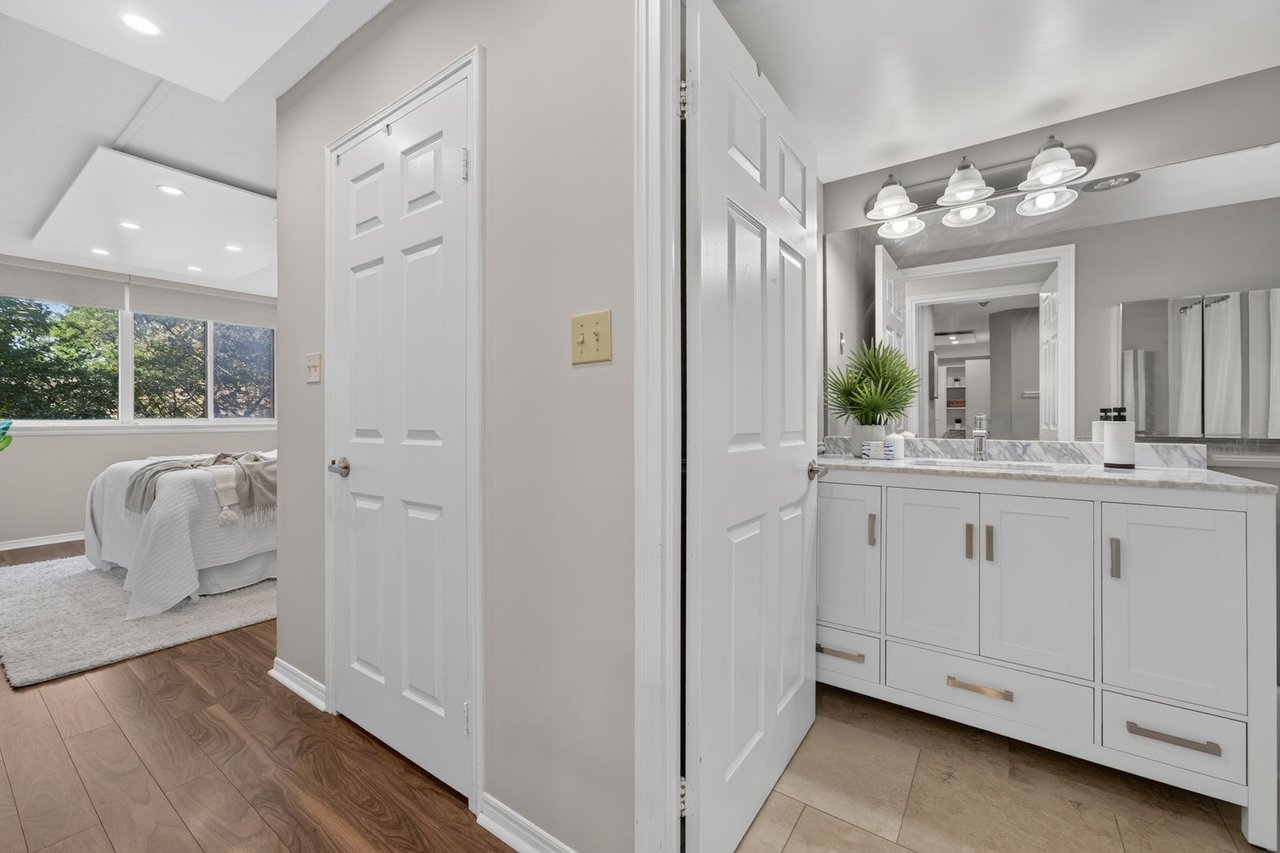 221 - 1001 Cedarglen Gate