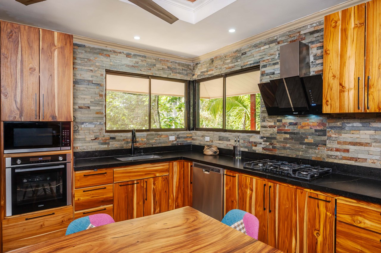 Cornett Retreat | Multi-Unit Colonial Compound 10 Mins to Playa Grande