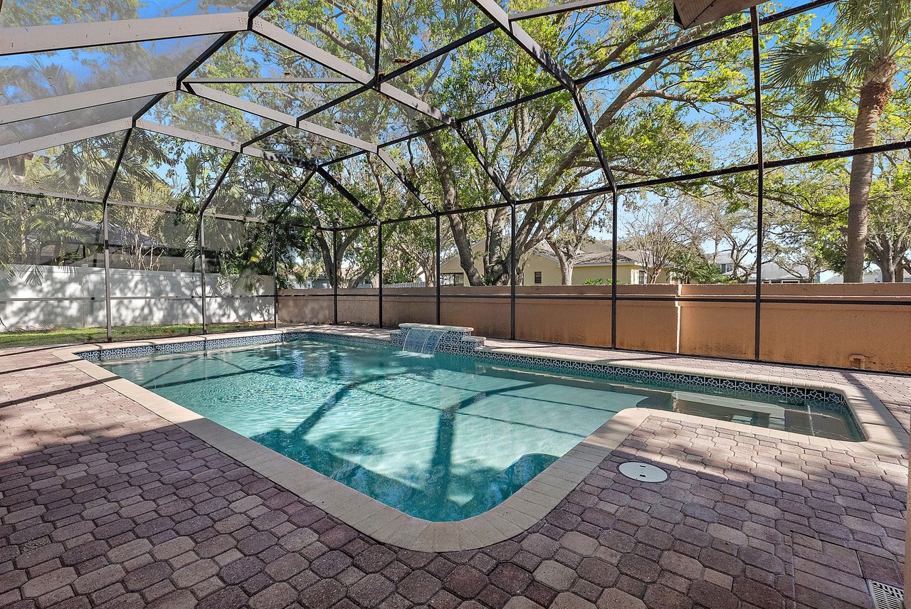 902 MARCO DR NE, ST PETERSBURG, FL 33702
