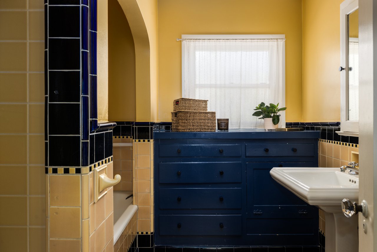 851 Masselin Ave, Miracle Mile