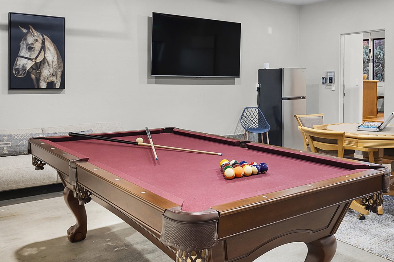 Mammoth Rock Lodge-New Family Home Remodeled, 2 Hot Tubs & Game Room