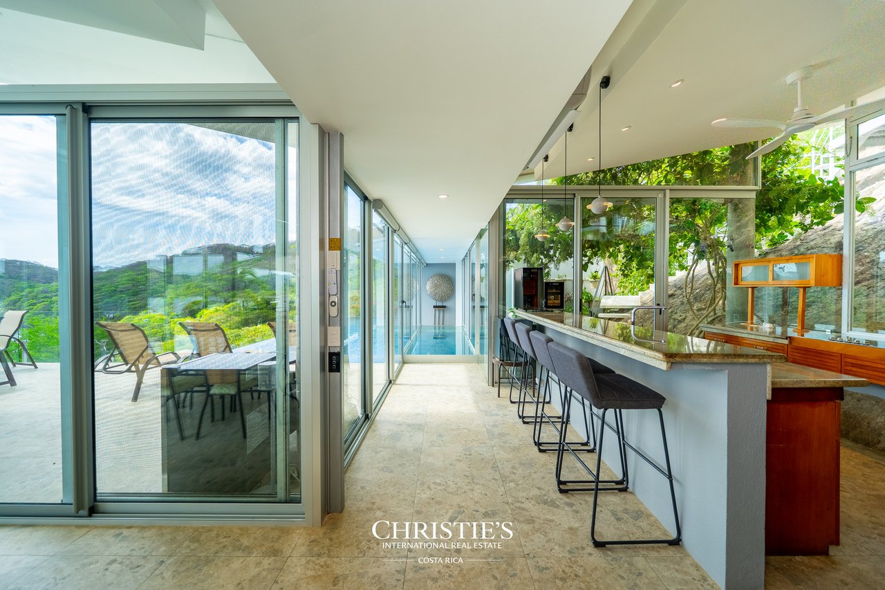Casa Holmes: Award-Winning Glass House with Ocean Views