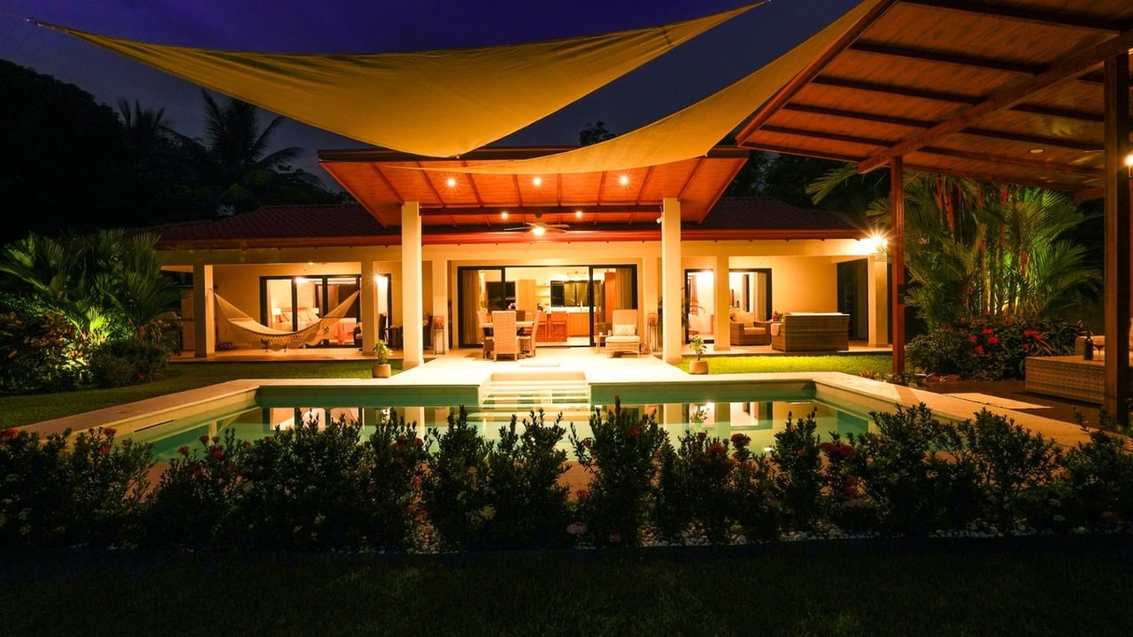 Stunning 2-Bedroom, 2-Bathroom Home with Pool on a Spacious Lot in Ojochal – Calle Papagayo