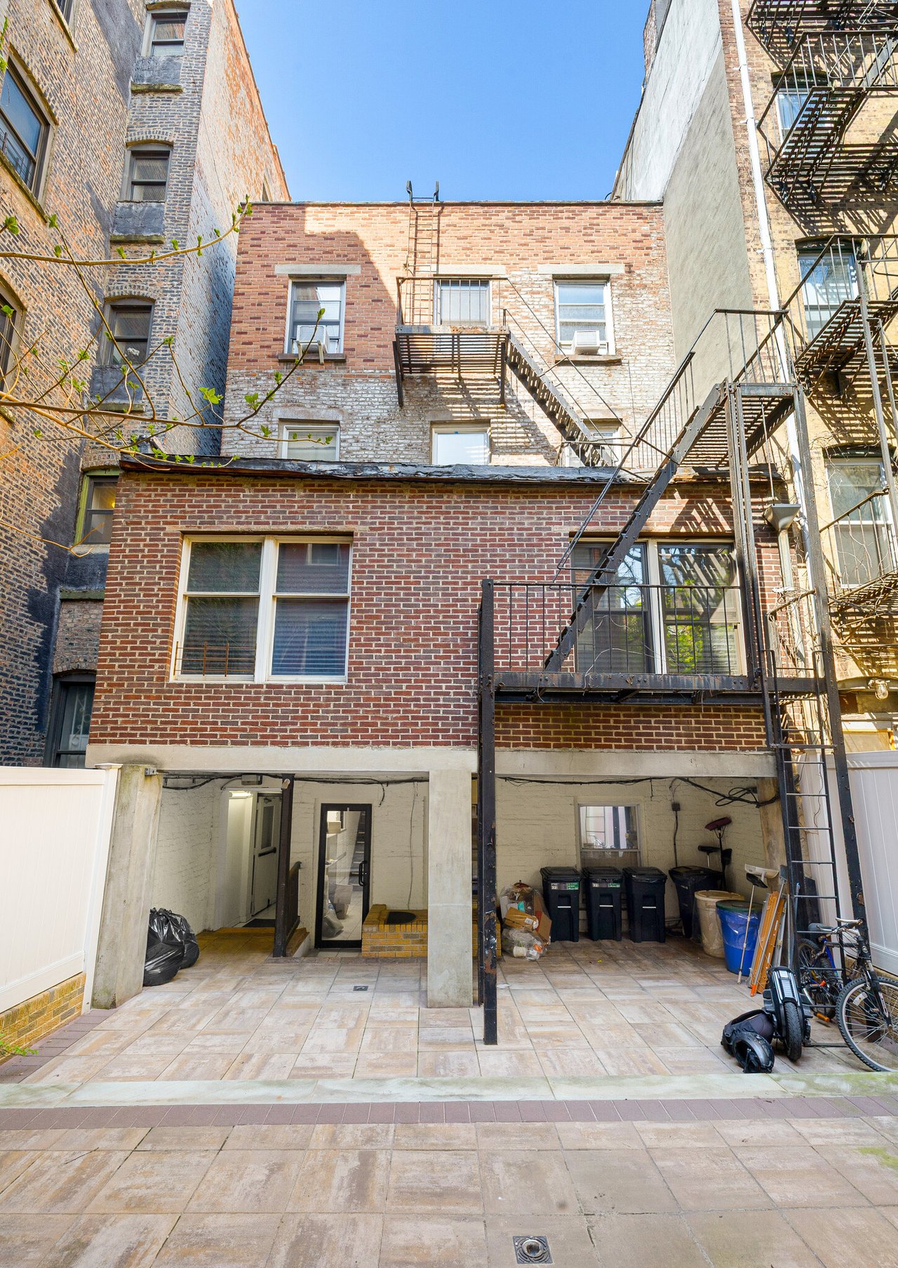 222 W 16th St - Building