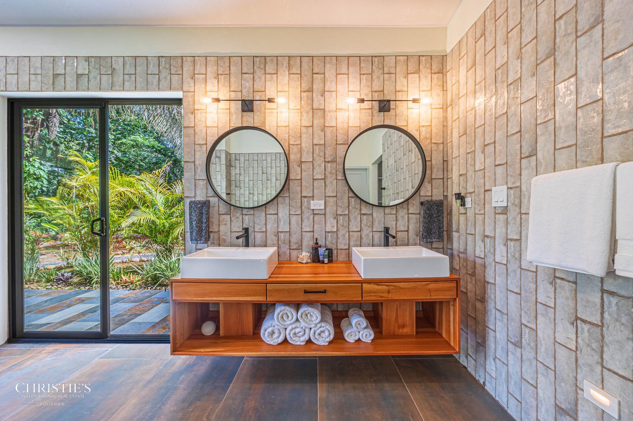 Contemporary Mountain View Villa – 10 Minutes to Playa Dominical