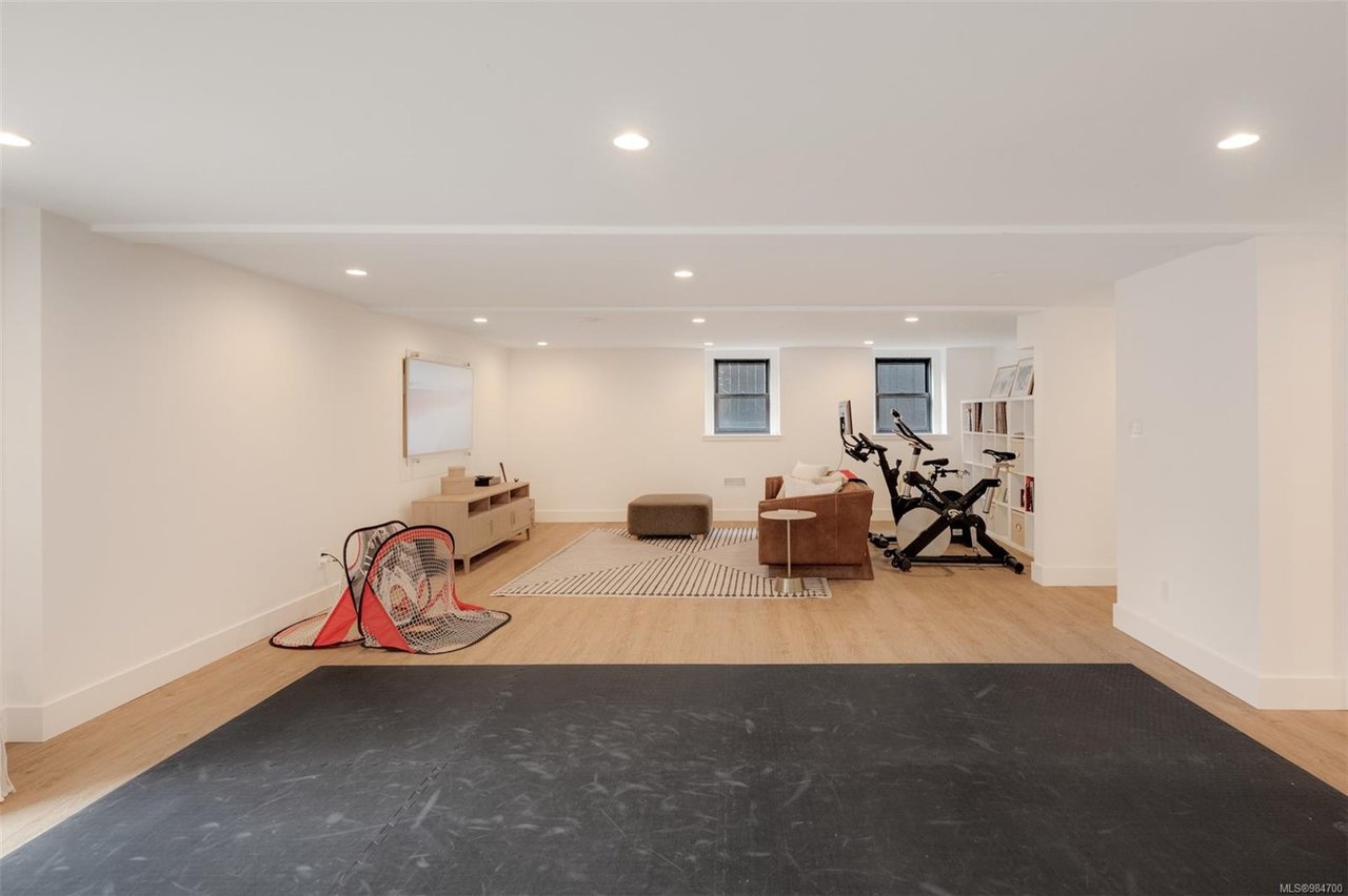 1248 Hewlett Pl