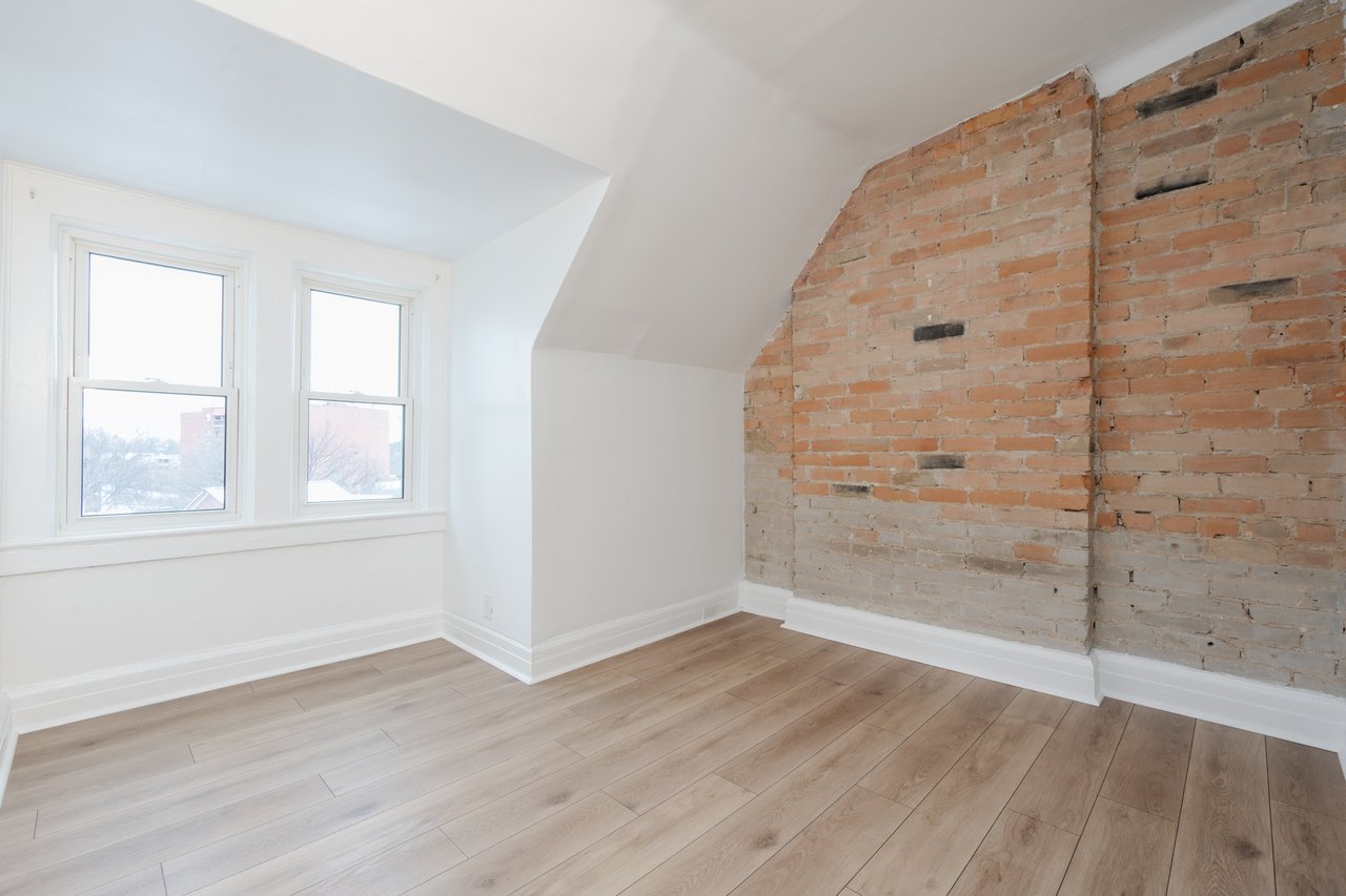 15 Indian Rd Cres #Upper