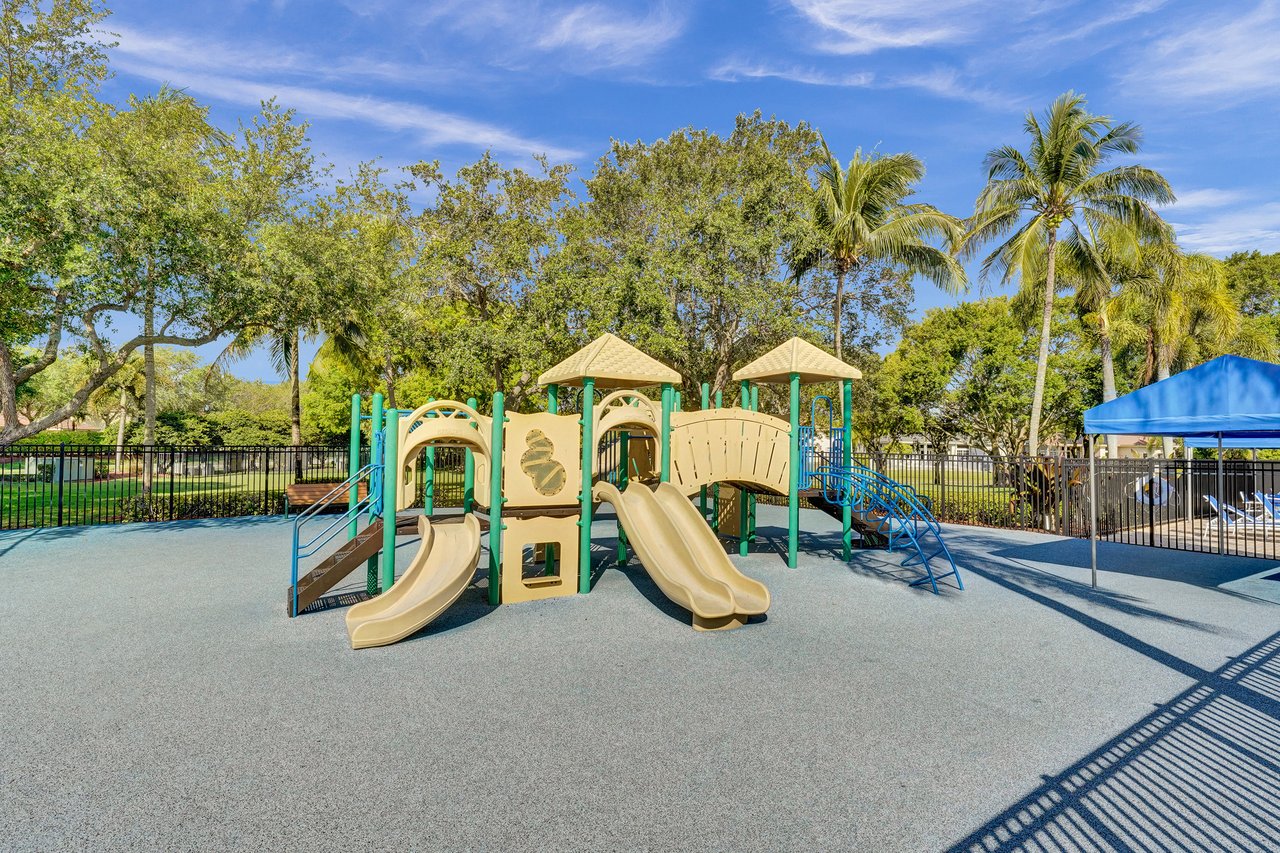 949 Crestview Cir