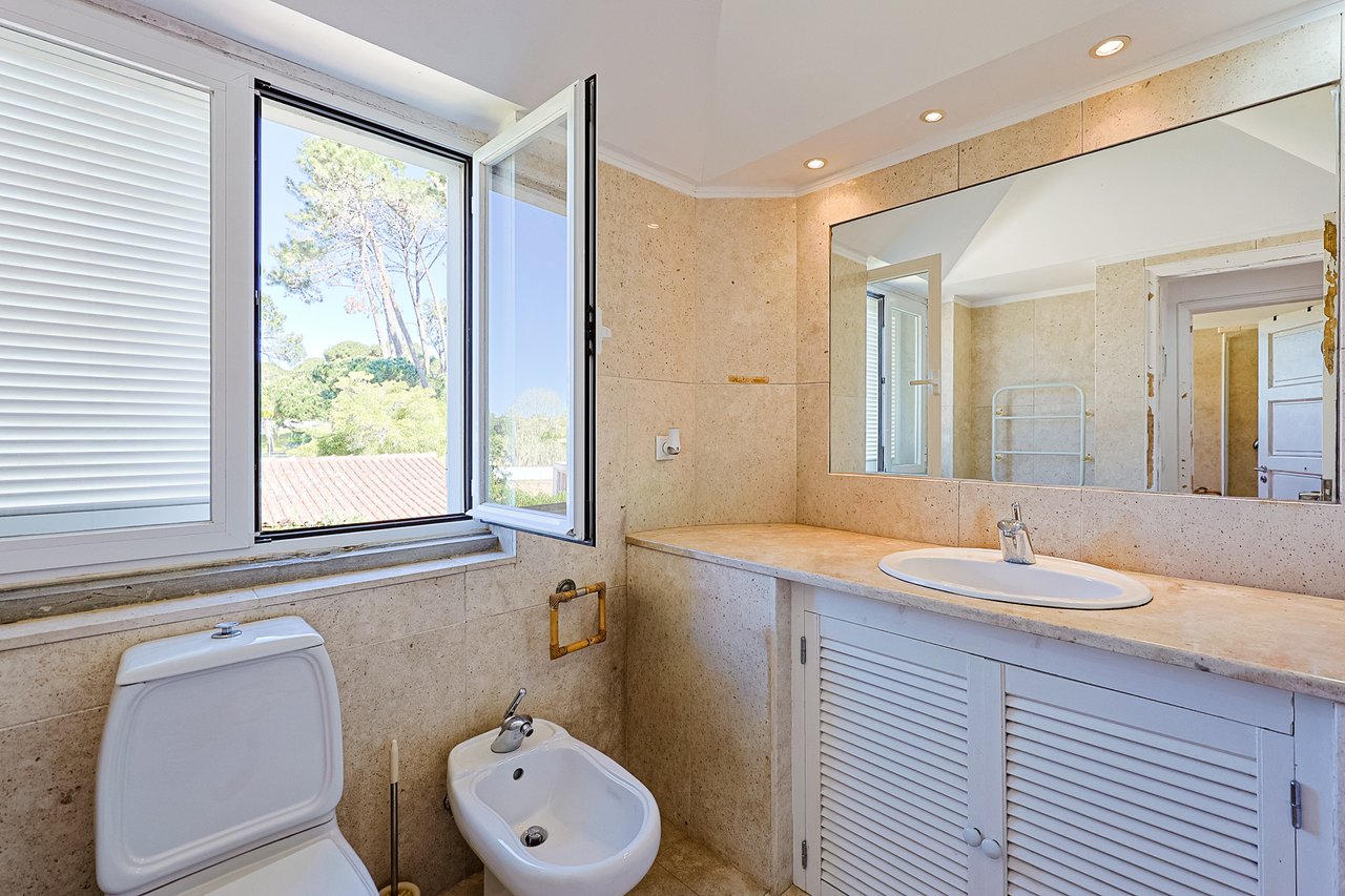 Spacious 5-Bedroom Villa with Expansive Garden Near Sintra in Colares