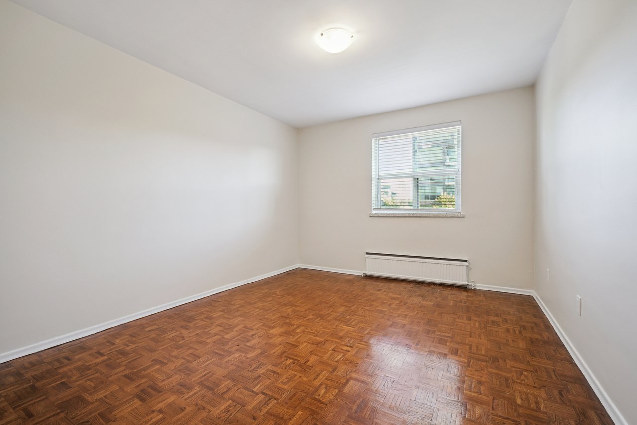 Bright 2 Bedroom Unit in Prime Port Credit Location