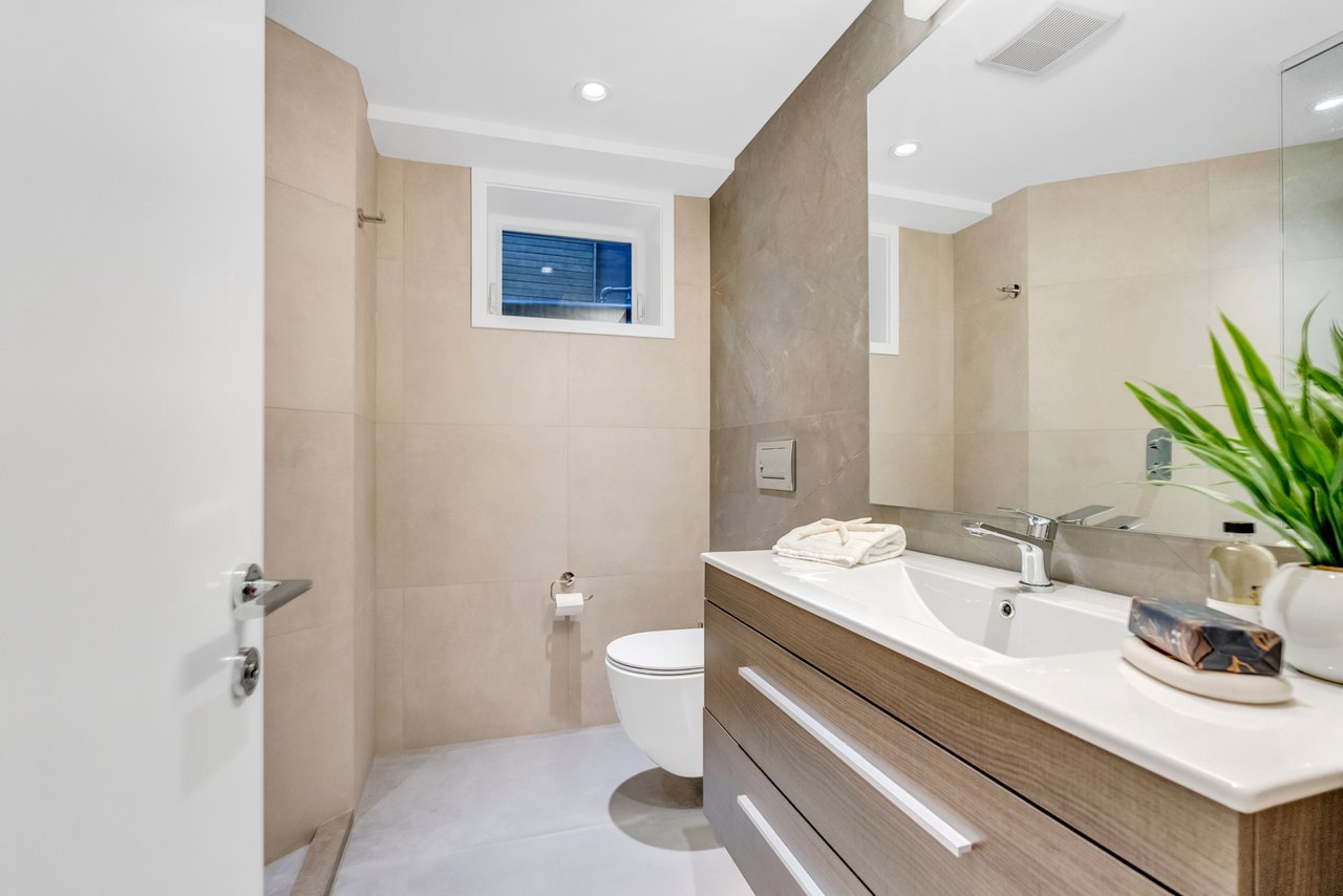 Gorgeous Upgraded Residence