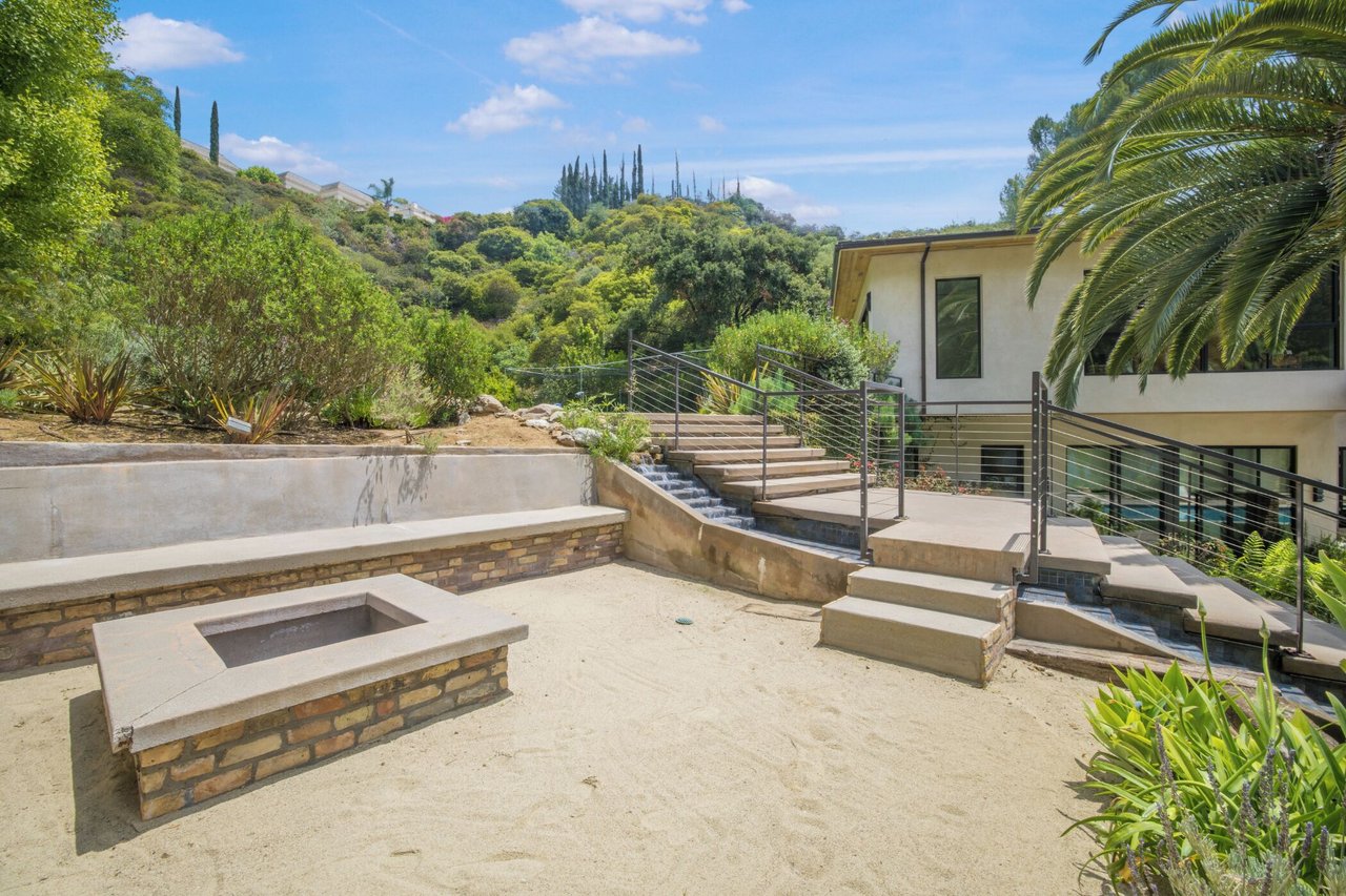 Bowmont Dr, 90210