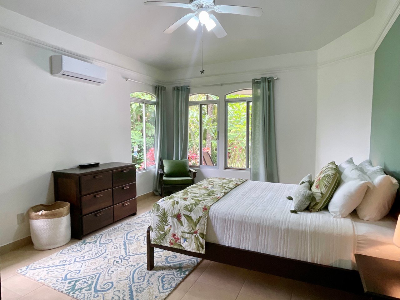 Casa Luna, 3bed /3bath Private Oasis, Convenient Location