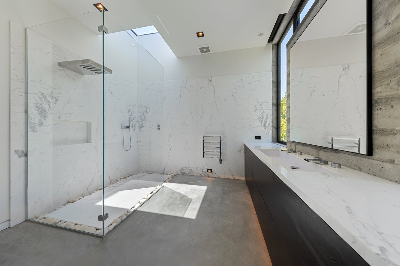 Contemporary Retreat on the Belvedere Lagoon