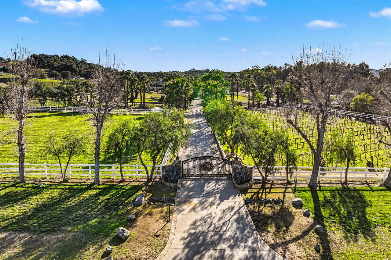 40801 Avenida La Cresta