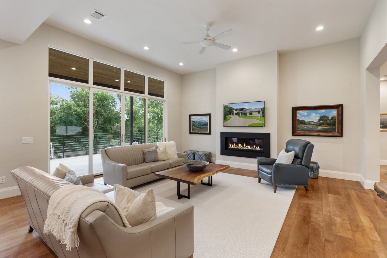 Las Lomas Contemporary