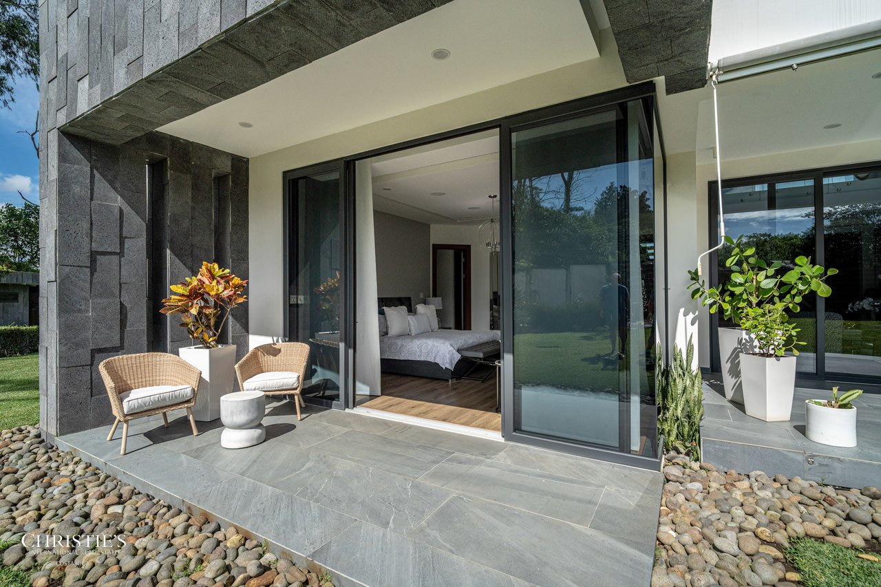 Modern Elegance with Panoramic Views – Exclusive Las Gemas Residence