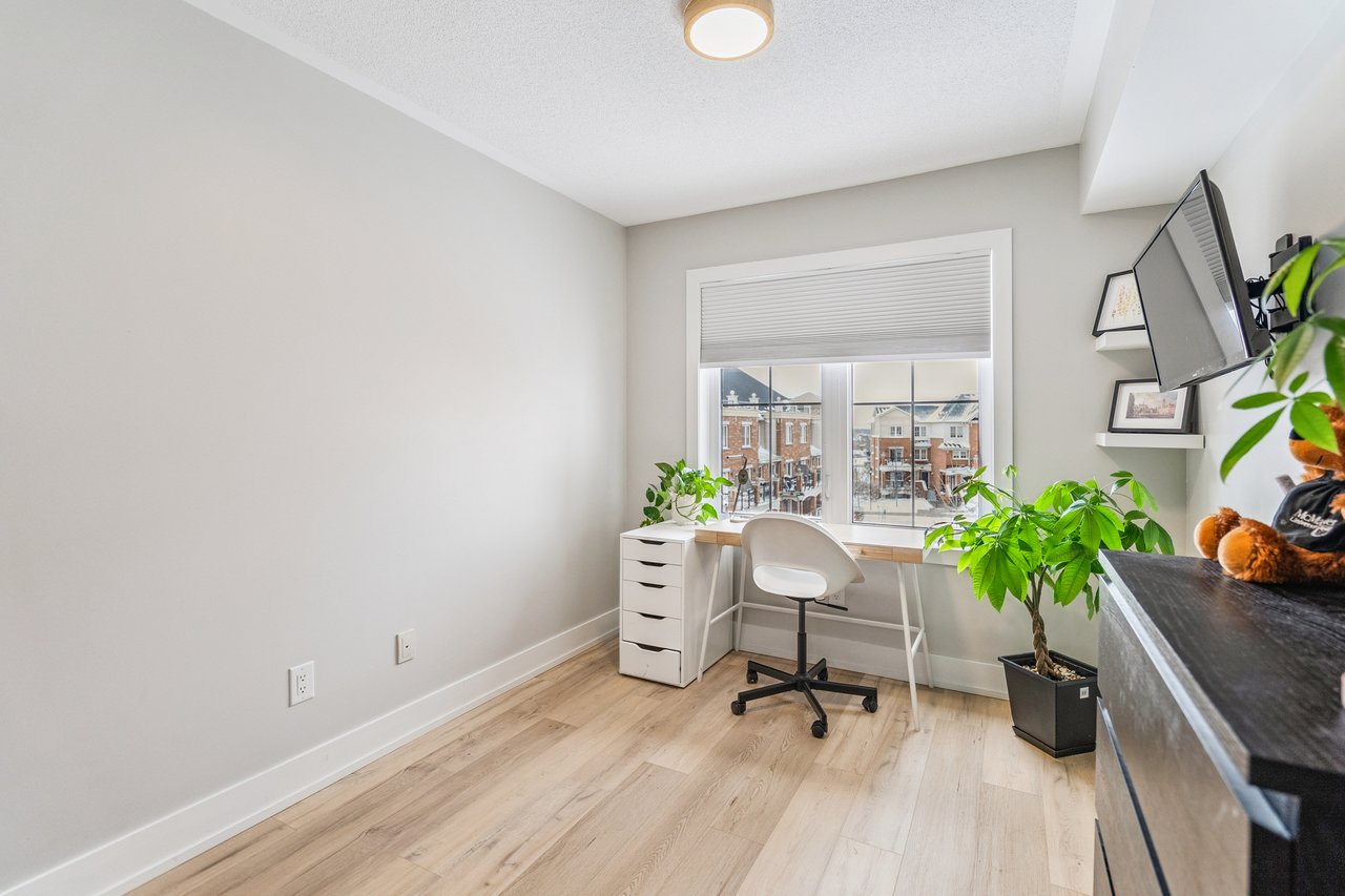 Stylish 2 Bedroom Stacked Townhouse in Oakville's Uptown Core