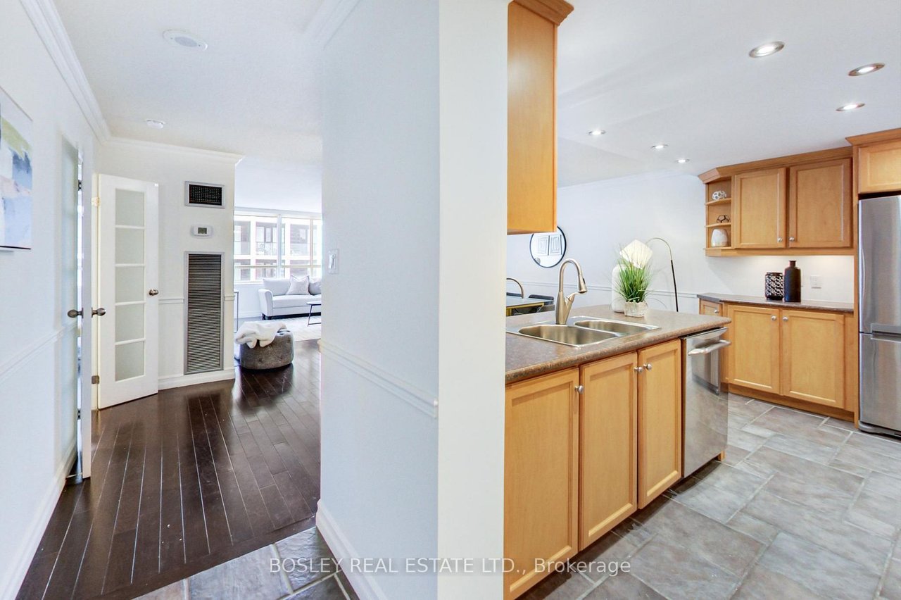 633 Bay St 2005