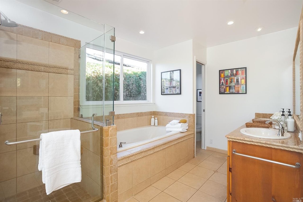 9 Crestwood Dr