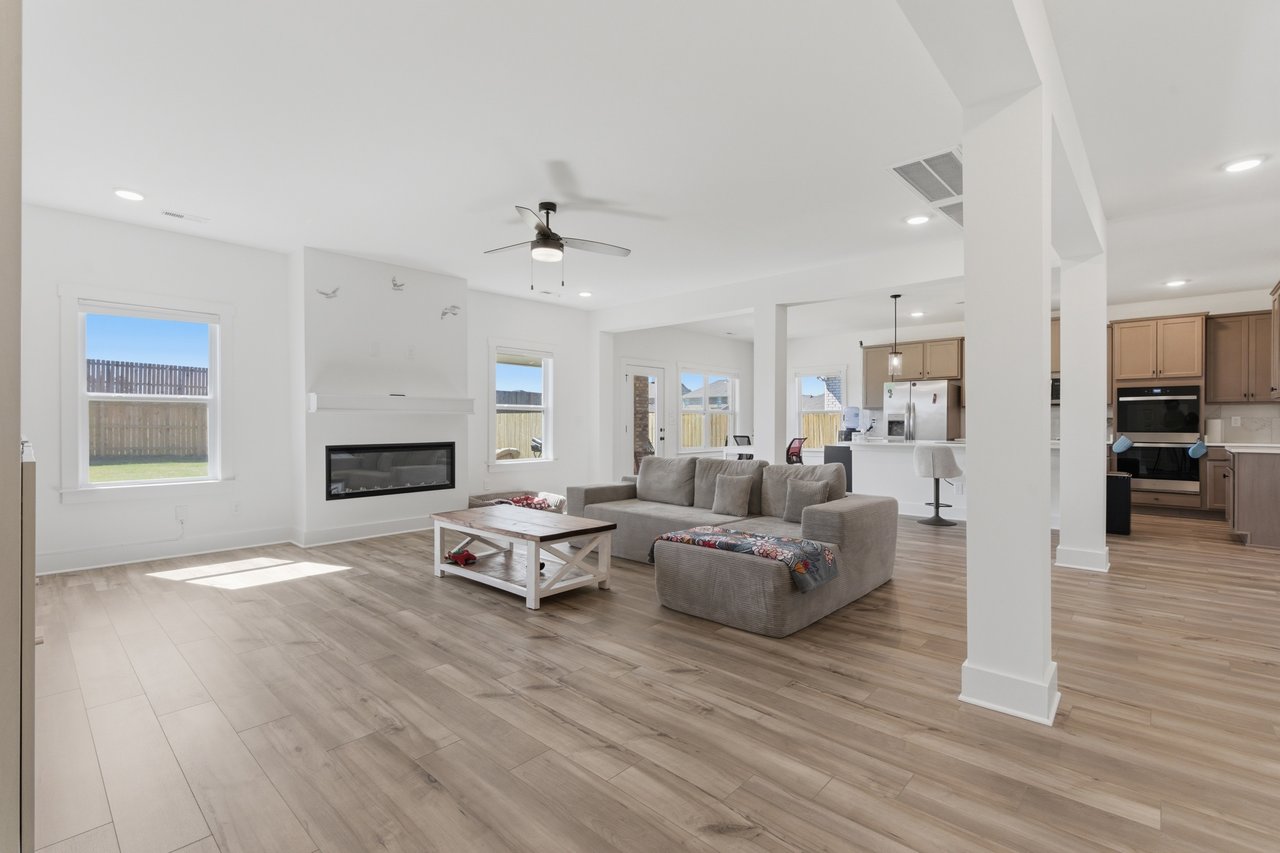 Immaculate 5BR Home with Outdoor Fireplace & Community Pool