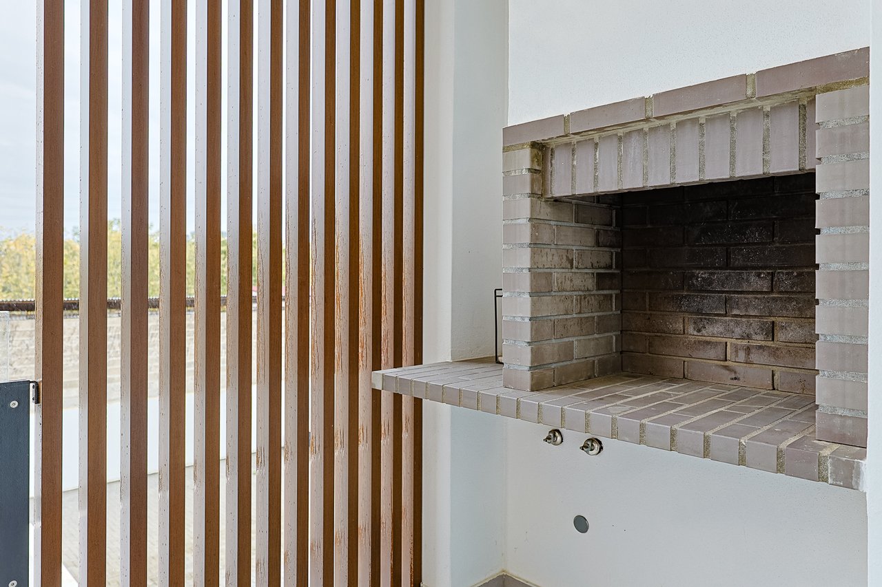 Modern 2-Bed, 2-Bath Apartment in Central Marinha Grande – Near Nazaré